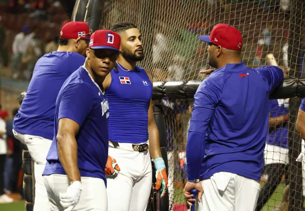 Albert Pujols (derecha) conversa con Fernando Tatis Jr. y Juan Soto durante las prácticas en el estadio Quisqueya.