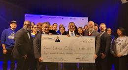 Adriano Espaillat entrega US$820,000 a Lehman College para ampliar su campo deportivo