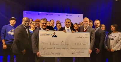 Adriano Espaillat entrega US$820,000 a Lehman College para ampliar su campo deportivo