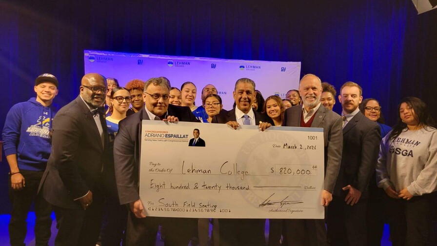 Adriano Espaillat entrega US$820,000 a Lehman College para ampliar su campo deportivo