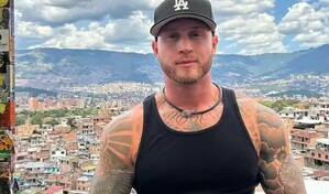 Chet, hijo de Tom Hanks, muestra marcas colombianas mientras est&aacute; atrapado en Medell&iacute;n