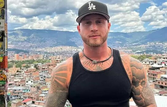 Chet, hijo de Tom Hanks, muestra marcas colombianas mientras est&aacute; atrapado en Medell&iacute;n
