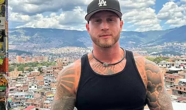 Chet, hijo de Tom Hanks, muestra marcas colombianas mientras est&aacute; atrapado en Medell&iacute;n