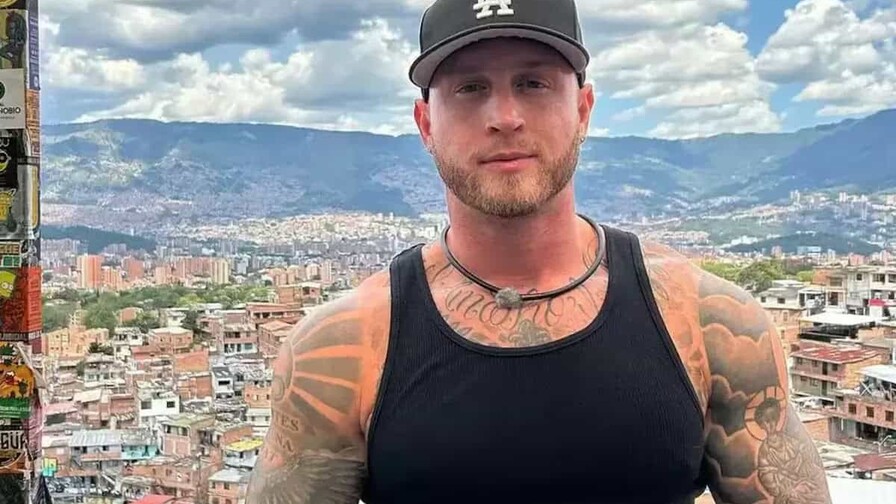 Chet, hijo de Tom Hanks, muestra marcas colombianas mientras est&aacute; atrapado en Medell&iacute;n