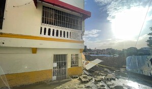 Colapsa edificio por deslizamiento de tierra en Casa Vieja en Villa Mella