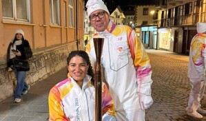 Alejandra Aybar y Felipe Vicini portan la antorcha de Milano Cortina 2026