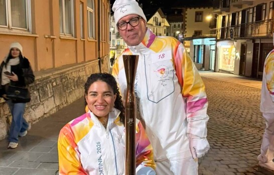 Alejandra Aybar y Felipe Vicini portan la antorcha de Milano Cortina 2026