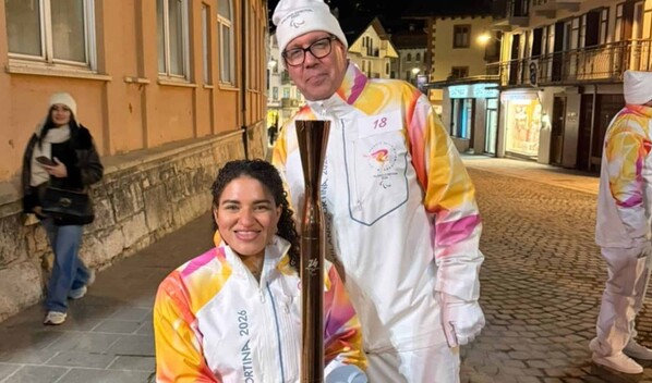 Alejandra Aybar y Felipe Vicini portan la antorcha de Milano Cortina 2026