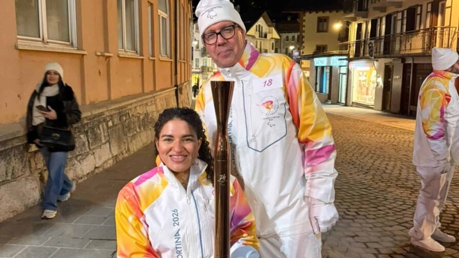 Alejandra Aybar y Felipe Vicini portan la antorcha de Milano Cortina 2026