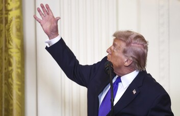 Trump alardea de tener un suministro ilimitado de armas