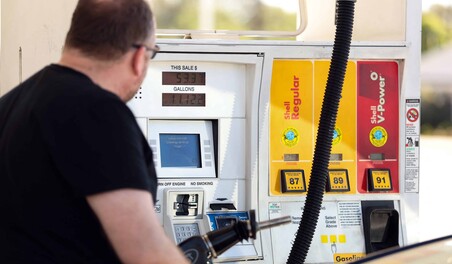 La gasolina en EE. UU. baja de los cuatro d&oacute;lares el gal&oacute;n por primera vez desde finales de marzo