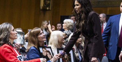 Kristi Noem ser&aacute; la enviada especial de Trump para cumbre con presidentes el s&aacute;bado