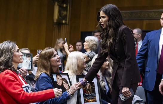 Kristi Noem ser&aacute; la enviada especial de Trump para cumbre con presidentes el s&aacute;bado