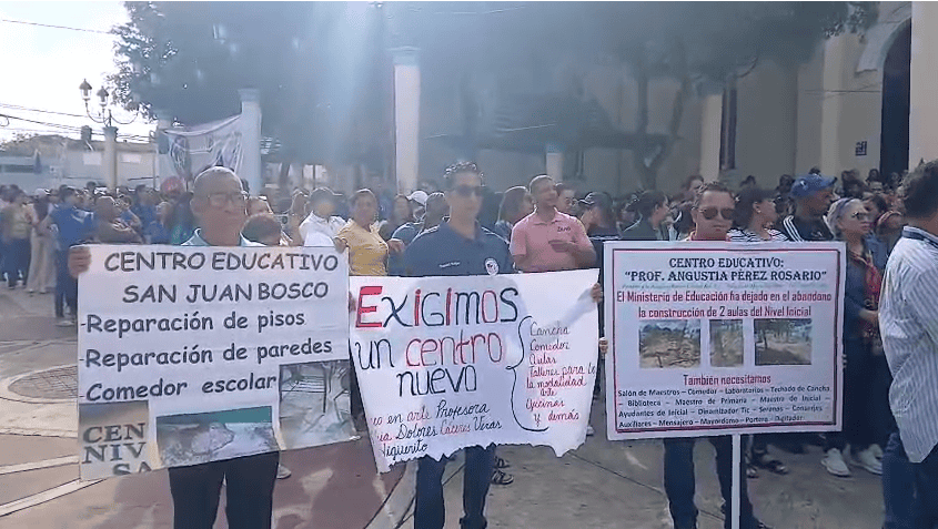 Maestros de Moca inician paro de 48 horas por precariedades en centros educativos Maestros de Moca inician paro de 48 horas por precariedades en centros educativos