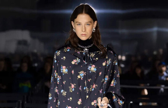 Juego de vol&uacute;menes y contrastes en la segunda jornada de desfiles de Par&iacute;s