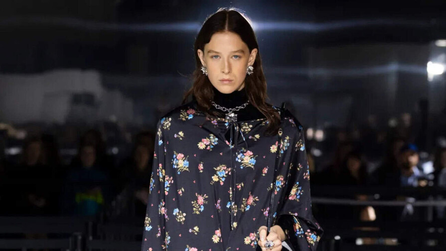 Juego de volúmenes y contrastes en la segunda jornada de desfiles de París Juego de volúmenes y contrastes en la segunda jornada de desfiles de París