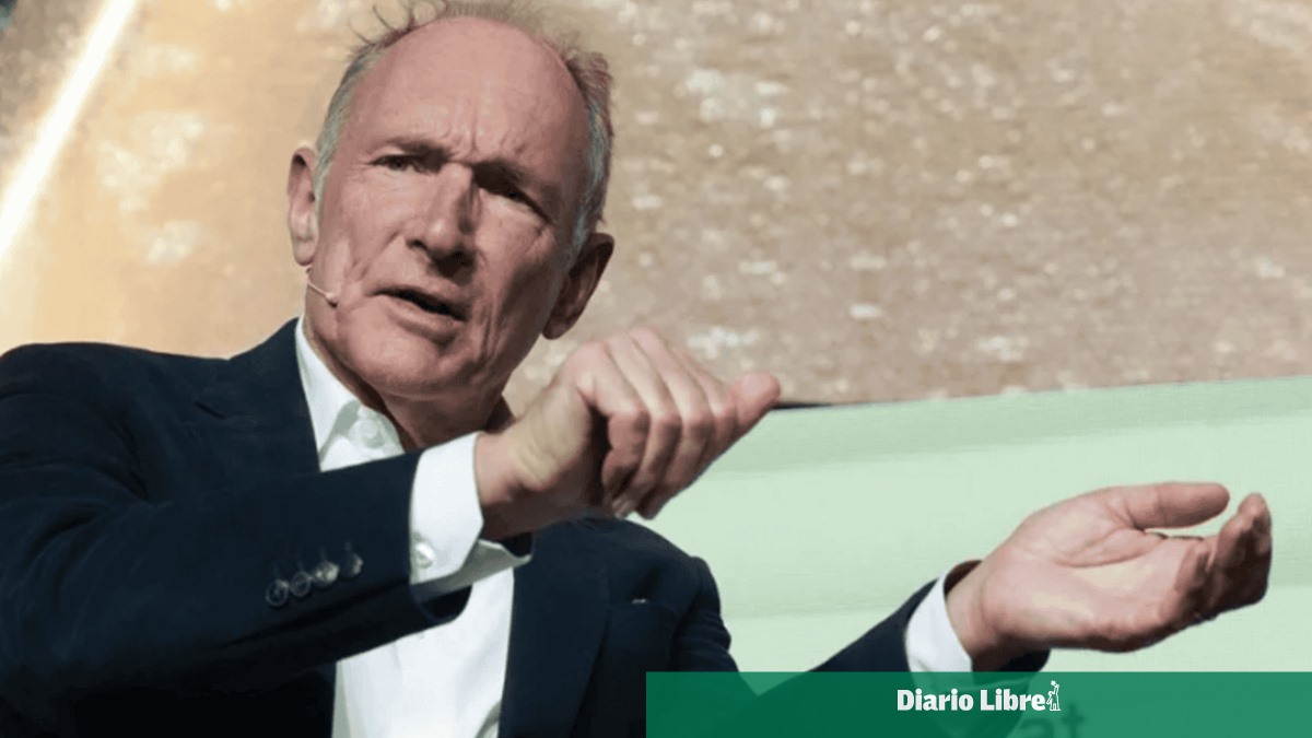Tim Berners-Lee apoya prohibición de redes sociales para menores