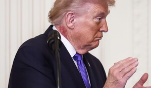 Trump luce un sarpullido en el cuello, que su m&eacute;dico atribuye a un tratamiento preventivo