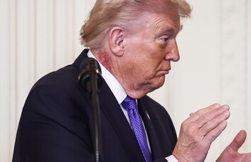 Trump luce un sarpullido en el cuello, que su m&eacute;dico atribuye a un tratamiento preventivo