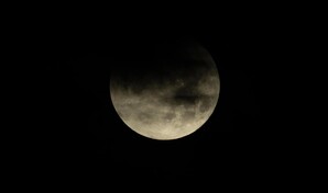 Un eclipse lunar total deja una Luna de sangre desde Jap&oacute;n hasta Am&eacute;rica