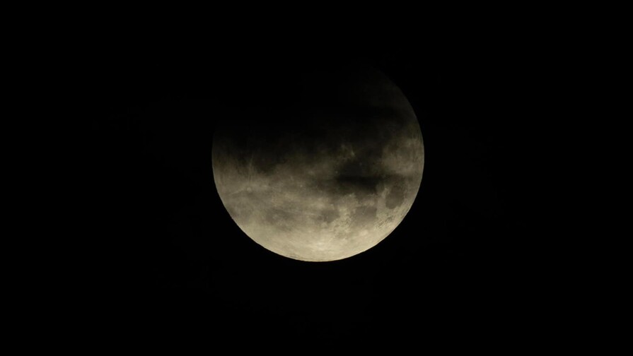 Un eclipse lunar total deja una Luna de sangre desde Japón hasta América Un eclipse lunar total deja una Luna de sangre desde Japón hasta América