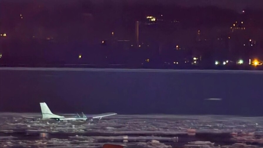 Una avioneta se estrella en el helado río Hudson en Nueva York y sus dos tripulantes salen ilesos