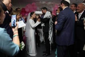 La boda en un estacionamiento subterráneo de un centro comercial en Tel Aviv.