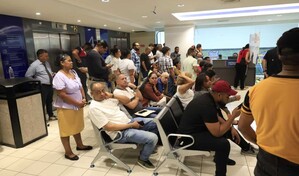 Persisten largas filas y descontento en el tercer d&iacute;a de renovaci&oacute;n de licencia de conducir