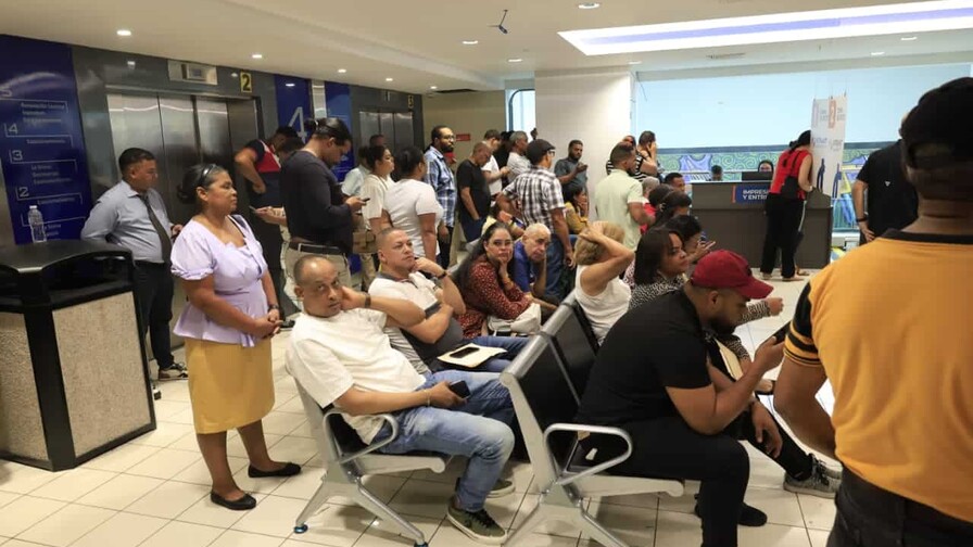 Persisten largas filas y descontento en el tercer día de renovación de licencia de conducir