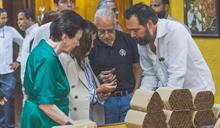 La embajadora de EE. UU., Leah Francis Campos, visita f&aacute;brica de cigarros en Santiago