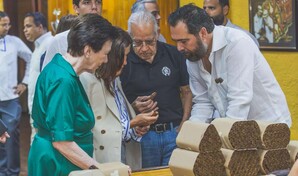 La embajadora de EE. UU., Leah Francis Campos, visita f&aacute;brica de cigarros en Santiago
