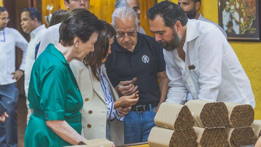 La embajadora de EE. UU., Leah Francis Campos, visita f&aacute;brica de cigarros en Santiago