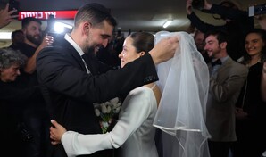 Una pareja israel&iacute; se casa en un estacionamiento subterr&aacute;neo en medio del conflicto con Ir&aacute;n