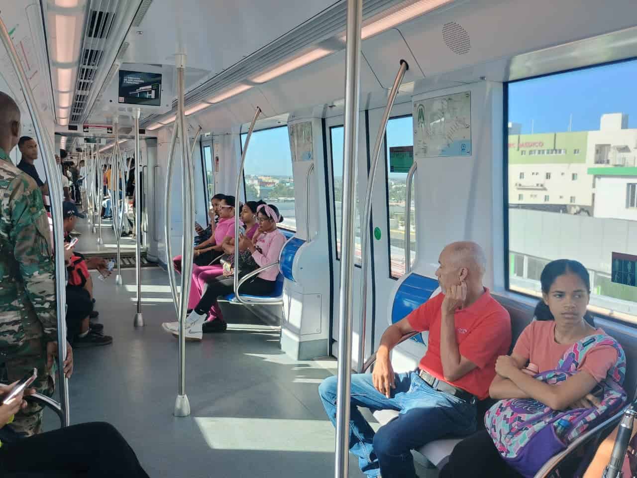 Pasajeros se desplazan en uno de los trenes de la línea 2C del metro, cuyo recorrido completo entre estaciones se realiza en aproximadamente 10 minutos.DIARIO LIBRE/DANIA ACEVEDODIARIO LIBRE/DANIA ACEVEDO