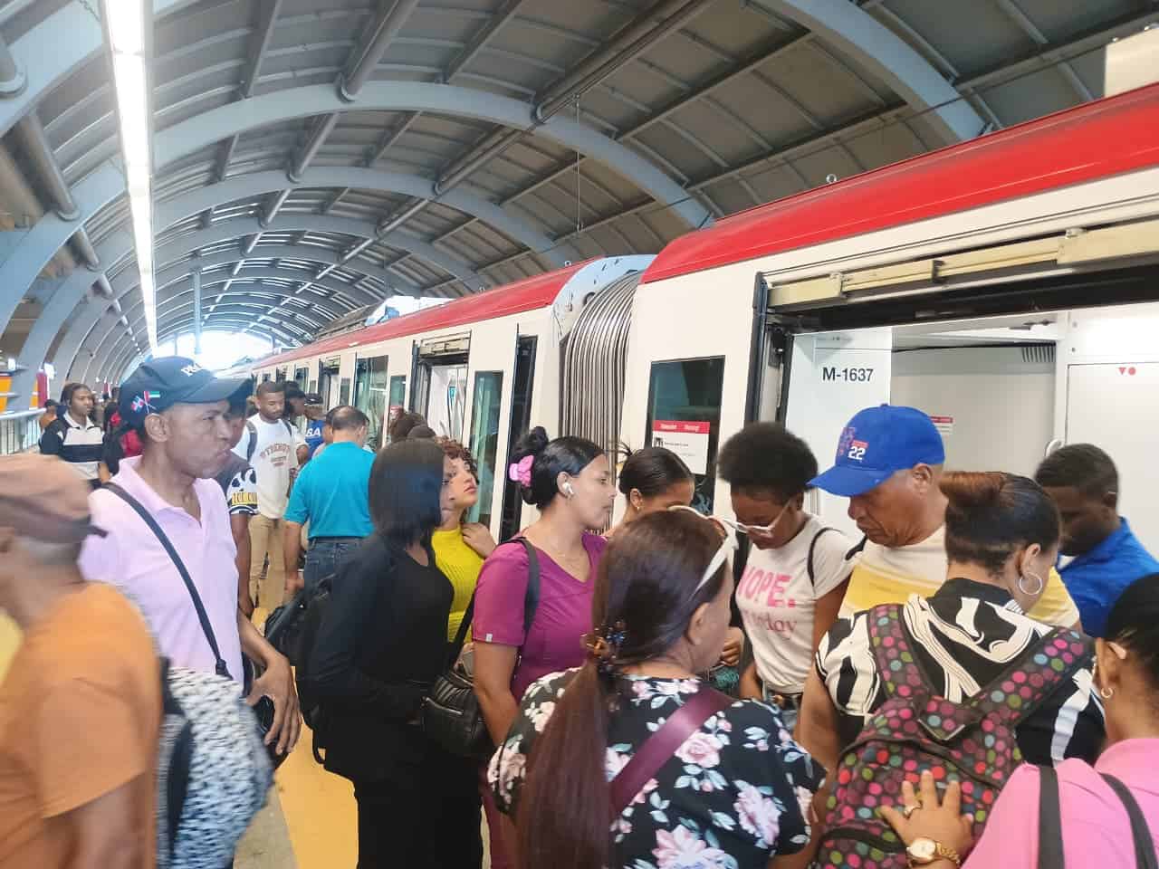 Usuarios acceden al tren en la estación Pablo Adón Guzmán.