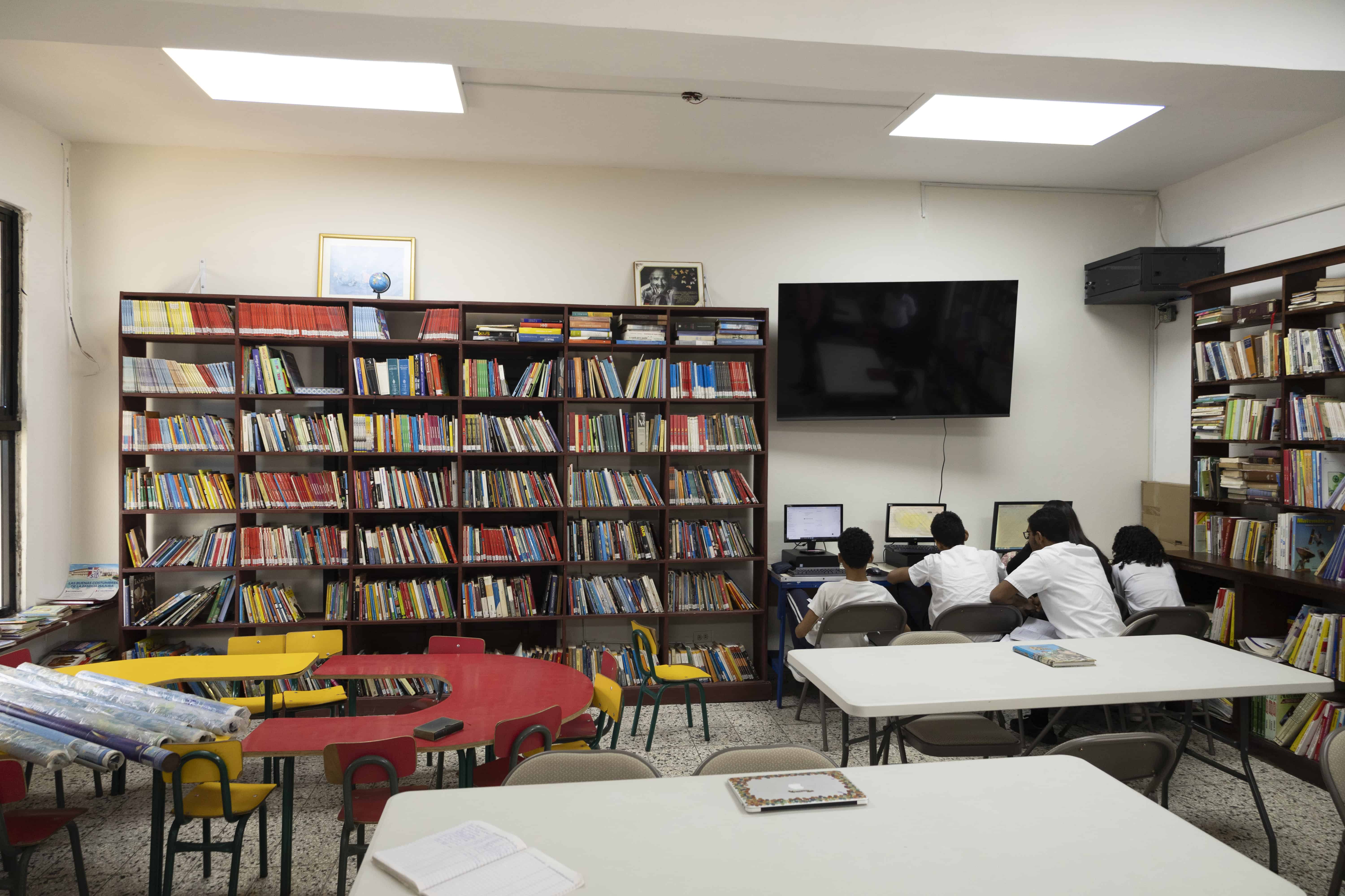 Estudiantes realizan tareas en las computadoras de la biblioteca del instituto, como parte del uso supervisado de la tecnología