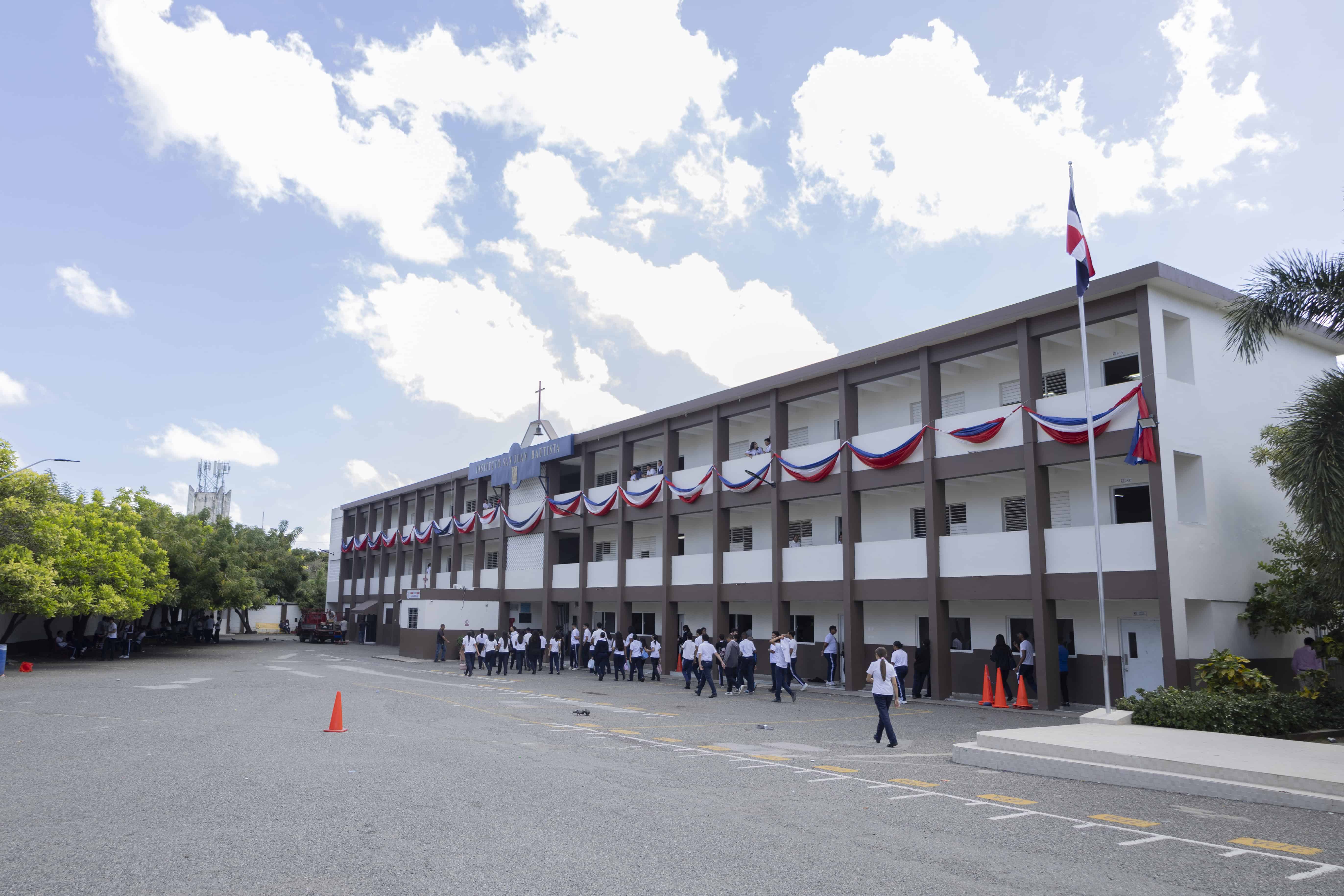 Estudiantes del Instituto San Juan Bautista durante el recreo, compartiendo y socializando.