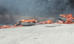 Protestan con quema de neum&aacute;ticos en Navarrete por falta de agua tras inauguraci&oacute;n de acueducto