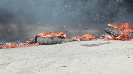 Protestan con quema de neum&aacute;ticos en Navarrete por falta de agua tras inauguraci&oacute;n de acueducto