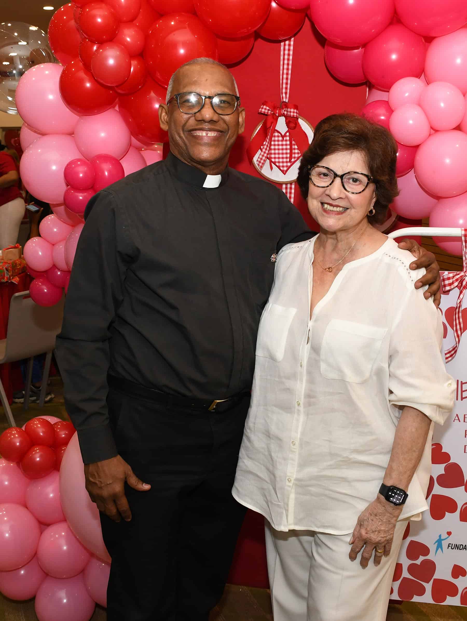 Padre Melvin Arias y Vicky Acra.