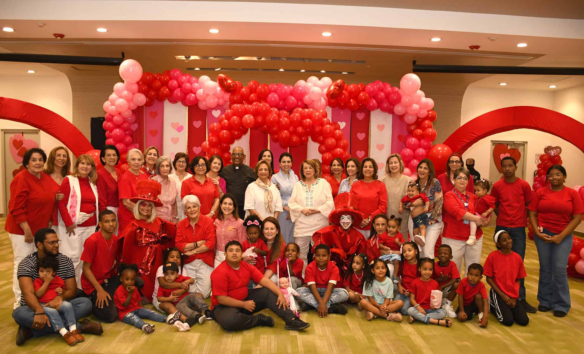 Ang&eacute;lica Ben&iacute;tez de Ginebra, presidente de la fundaci&oacute;n, acompa&ntilde;ada de madrinas, voluntarias y ni&ntilde;os operados del coraz&oacute;n.