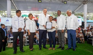 Presidente Abinader entrega 442 t&iacute;tulos de propiedad en Hato Nuevo II