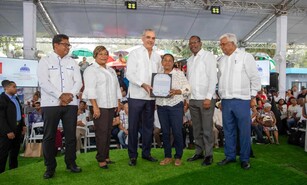 Presidente Abinader entrega 442 t&iacute;tulos de propiedad en Hato Nuevo II