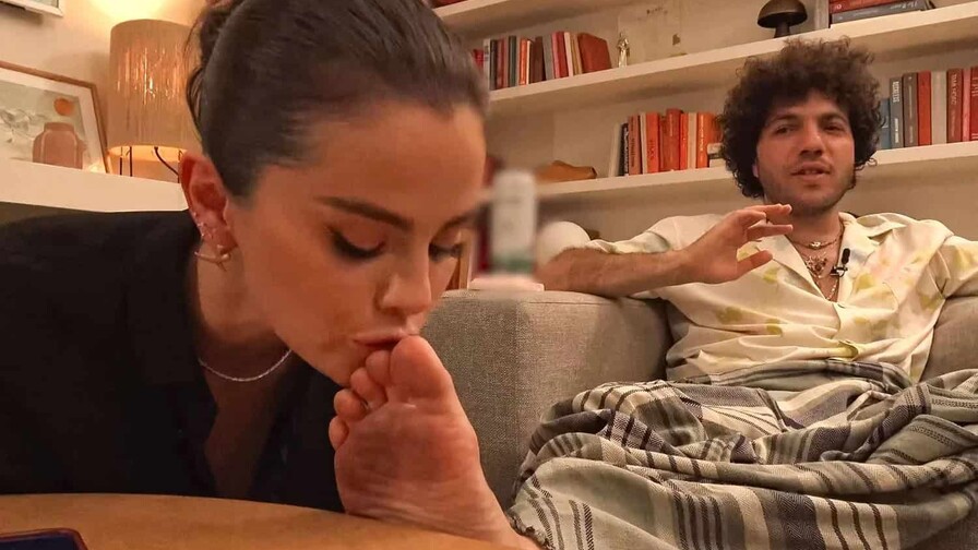 Selena G&oacute;mez defiende a Benny Blanco tras besarle los pies en pleno podcast