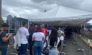 Lentitud y largas filas en el Intrant tambi&eacute;n afectan a los que solicitan su carn&eacute; de aprendizaje