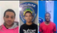 Detienen a tres hombres en Santiago acusados por robos y asaltos