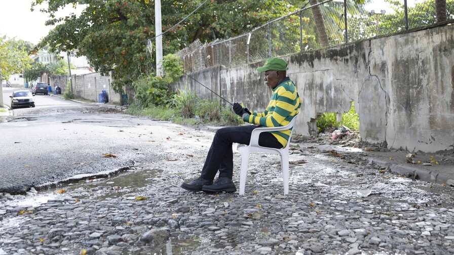 Calle 16 de Villa Aura sigue en abandono y vecinos claman por solución Calle 16 de Villa Aura sigue en abandono y vecinos claman por solución
