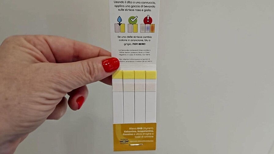 Las farmacias italianas reparten gratis a mujeres kits para detectar drogas en la bebida