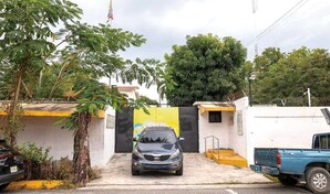 Prev&eacute;n vuelos a Venezuela este mes; oficinas consulares siguen cerradas