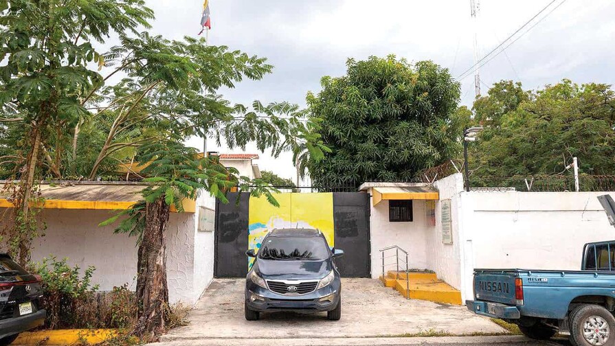 Prev&eacute;n vuelos a Venezuela este mes; oficinas consulares siguen cerradas